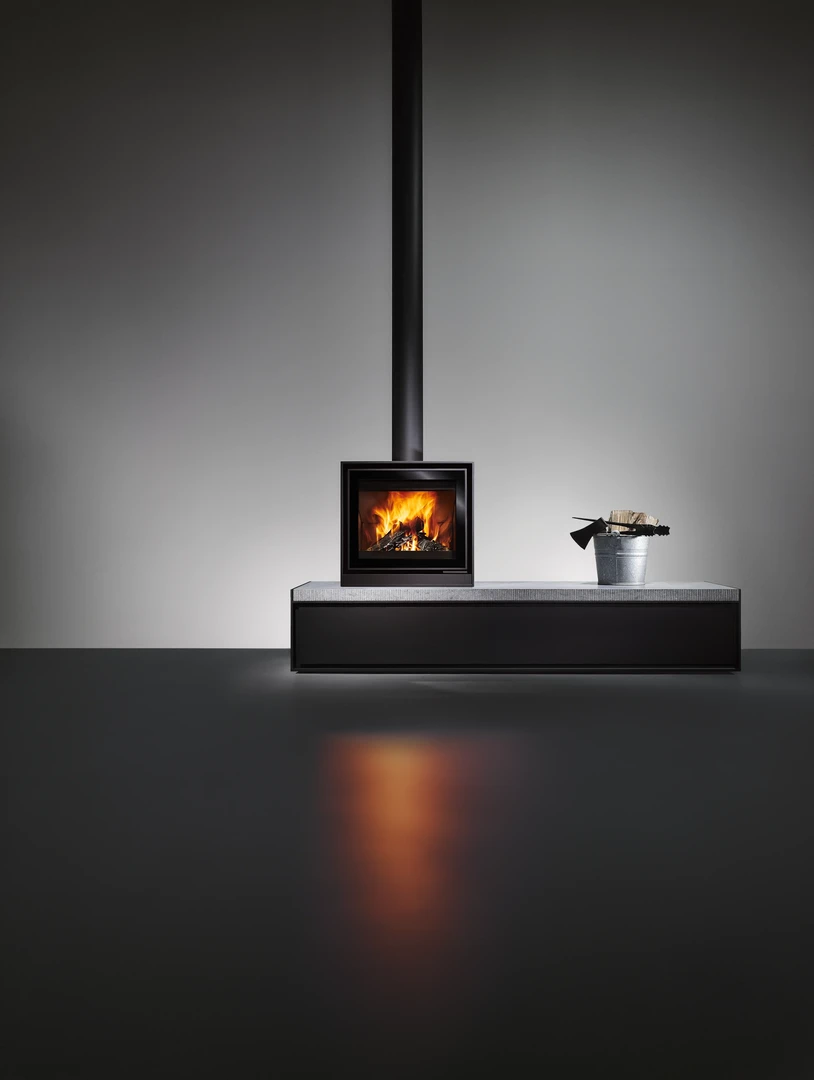 BOX 52 c. op stalen plateau met stenen bovenkant met glazen deur