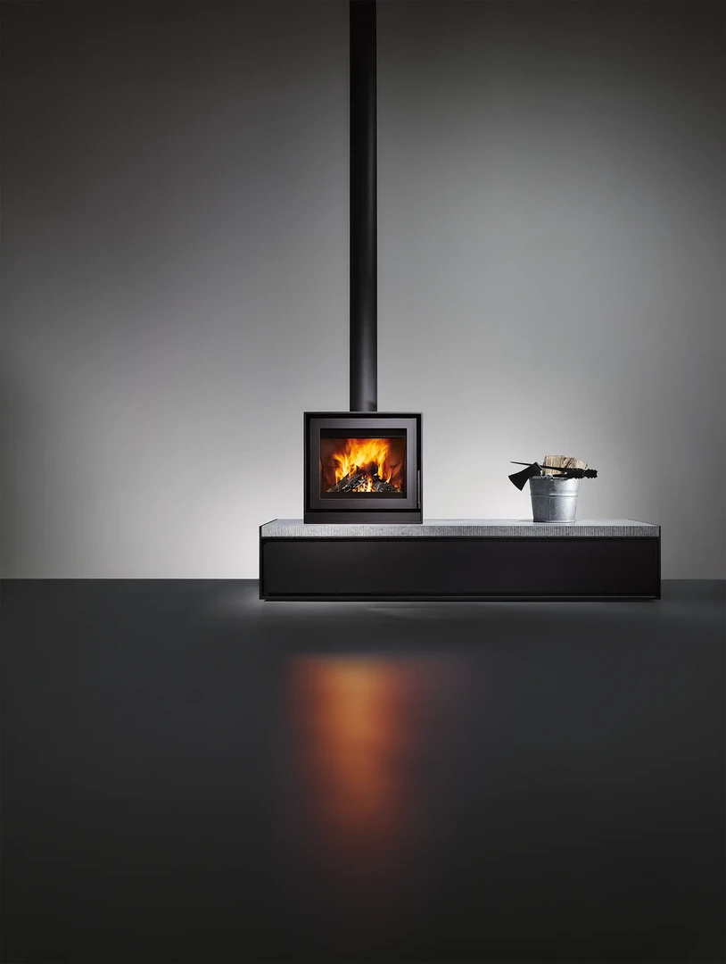 BOX 20 52 c. op stalen plateau met stenen bovenkant